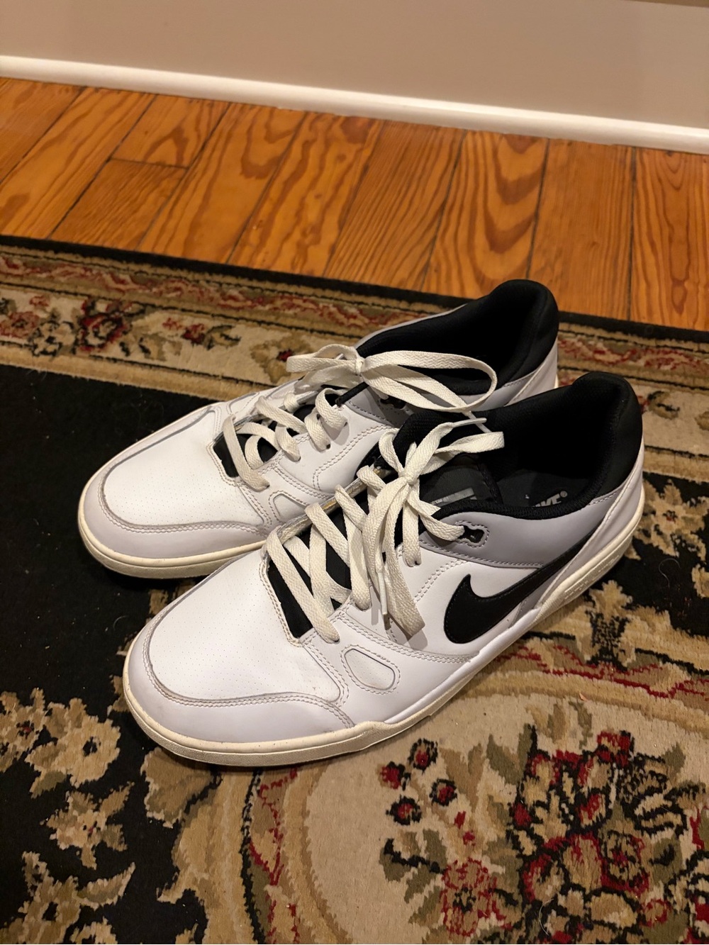 Nike Men’s White and Black Low-Top Sneakers